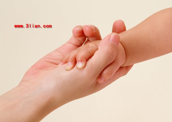 Erwachsene halten eine Kinderhand s