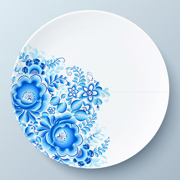 白い磁器の皿を飾るために青い花