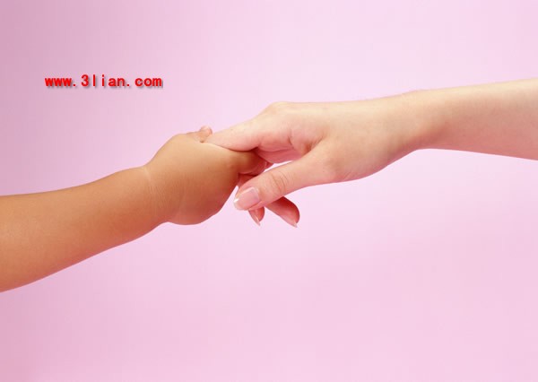 兒童握著母親的手