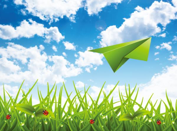 Papier Flugzeug blauen Himmel und grüne Gras Hintergrund