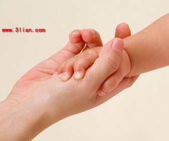 Erwachsene Halten Eine Kinderhand S