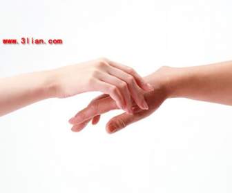 男性と女性の手