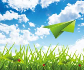 Бумага самолет голубое небо и зеленая трава фон