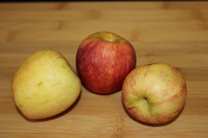 3 苹果在菜板上