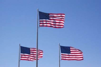 3 drapeaux usa dans le vent