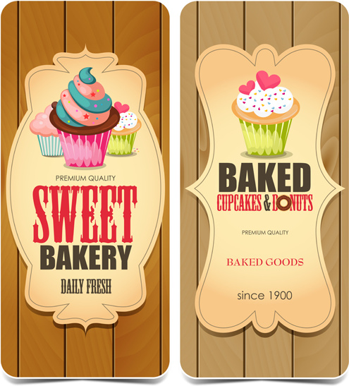 carte di cupcake al forno con fondo legno