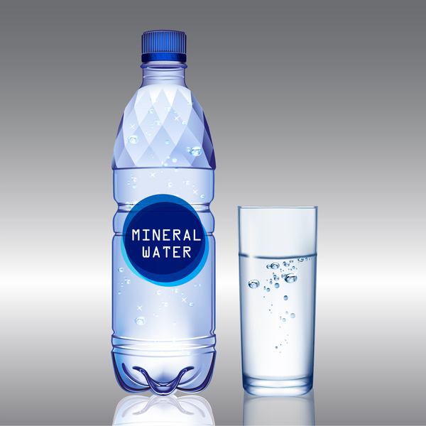 زجاجة من المياه المعدنية والزجاج