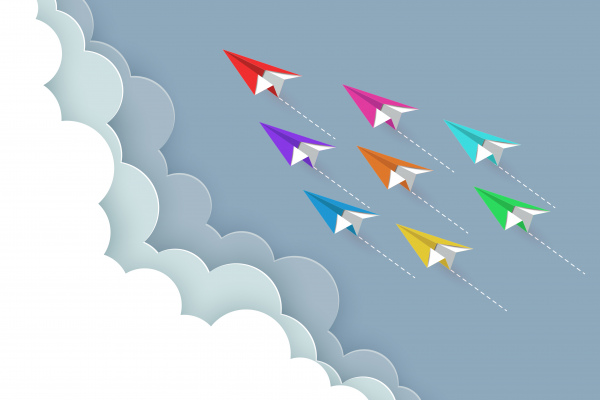 pesawat kertas warna-warni terbang ke langit antara lanskap alam awan pergi ke target konsep kepemimpinan startup bisnis kesuksesan ilustrasi vektor k