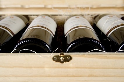 eine Kiste mit roten Wein Bild