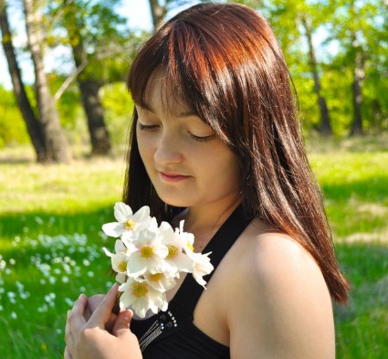 uma menina com flores brancas