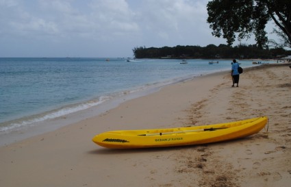 un kayak en la playa