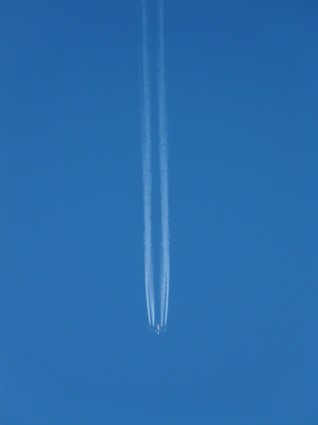航空機飛ぶ飛行機雲