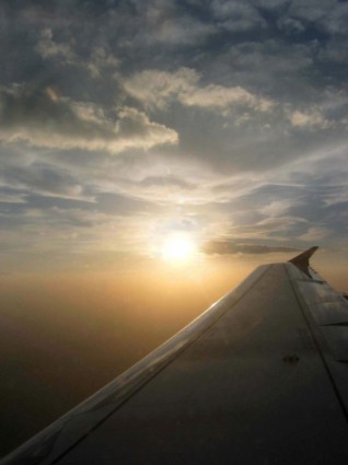 pôr do sol de avião