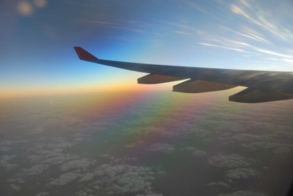 飛行機の翼の雲