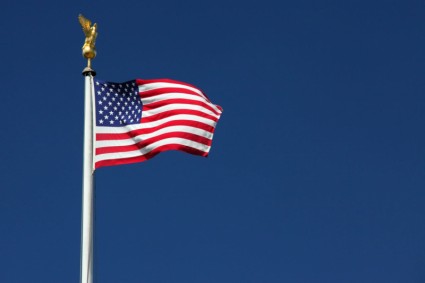 العلم الأمريكي مع السماء الزرقاء.