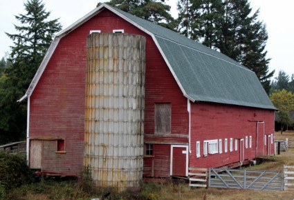 un vecchio granaio con un silo