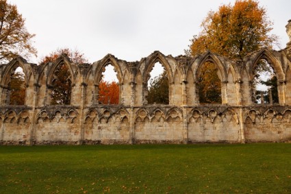 antigua muralla en otoño