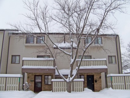 edificio de apartamentos en la nieve