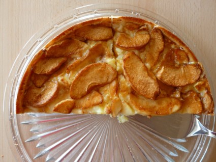 パイをりんごりんごのケーキ