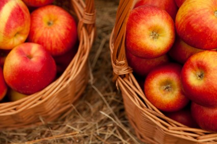 manzanas en dos cestas