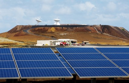 阿森松岛的太阳能电池板的天空