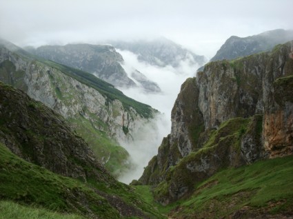Asturias kenaikan urriellu puncak