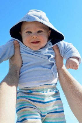 bebé contra el cielo azul