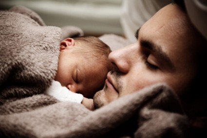 bebé y papá durmiendo