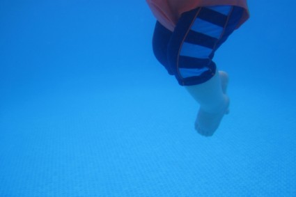 gambe del bambino sott'acqua
