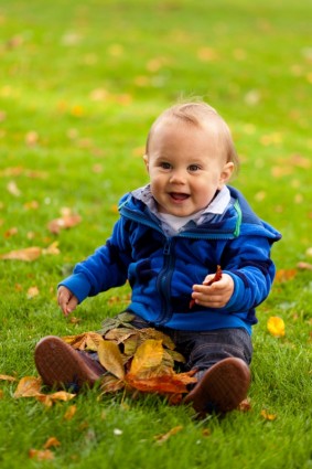 طفل يلعب في الخريف
