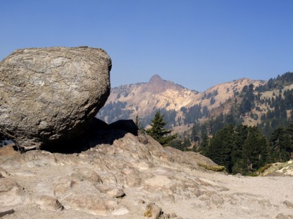 Balanced rock lassen volcano national park en Californie