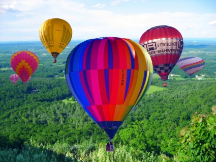 céu de balões colorido