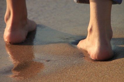 garota de praia com os pés descalços