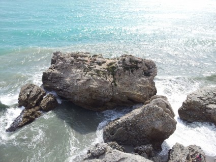 شاطئ البحر الصخري