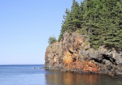 美しい岩の崖の端