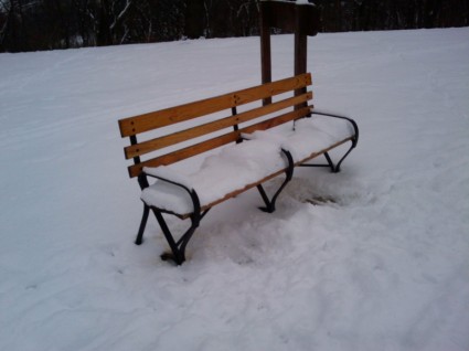 在雪中的板凳