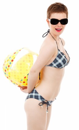 gadis bikini dengan bola pantai