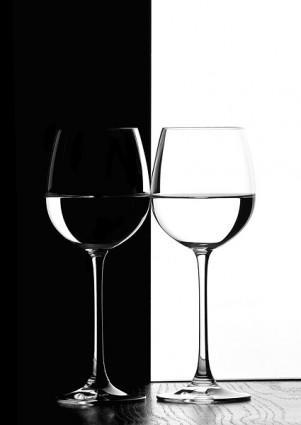 黑色和白色的紅酒圖片
