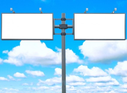 panneaux d'affichage vide dans les images de haute qualité de ciel bleu