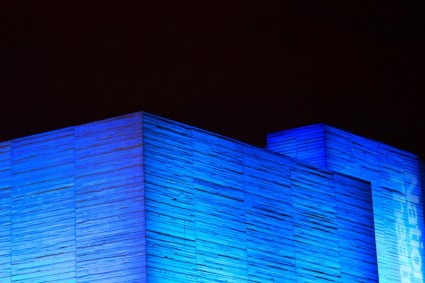 青い立方体建物