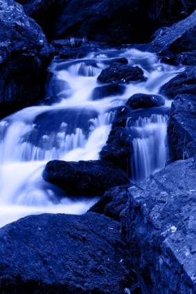 thác nước màu xanh núi