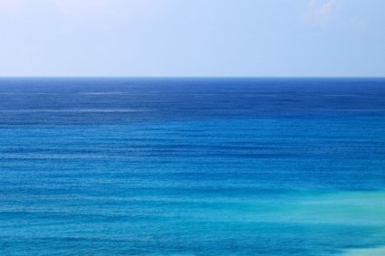 水藍色的大海背景