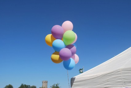 balões e céu azul