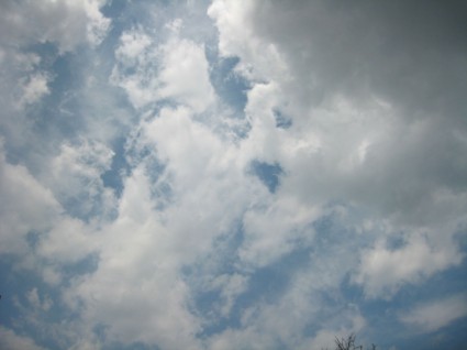 błękitne niebo i chmury