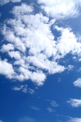 Голубое небо и белые облака фото