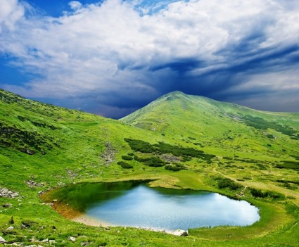 imagens de pequeno lago hd de colina de céu azul