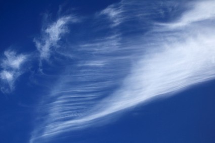 bầu trời xanh với các đám mây