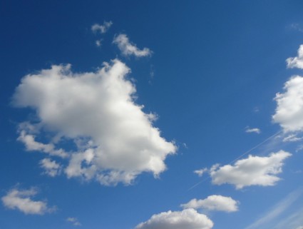 ciel bleu avec des nuages