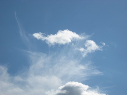 ciel bleu avec des nuages blancs