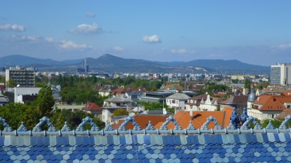 azul céu zsolnay telhado Budapeste